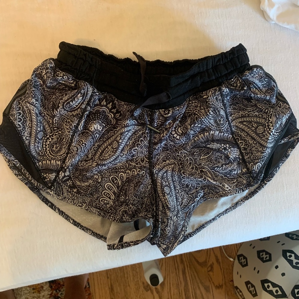 Lululemon hotty hot 2” shorts